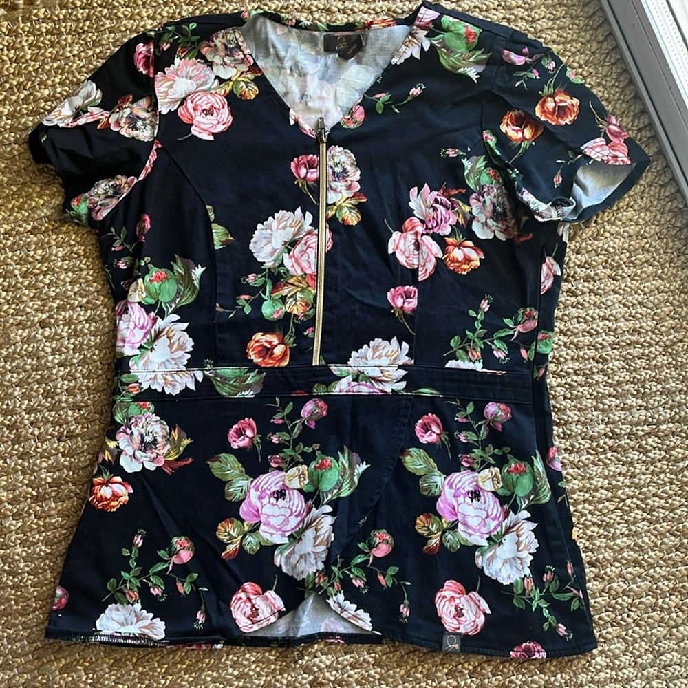 JAANUU Tulip Design Scrub Top SIZE Medium